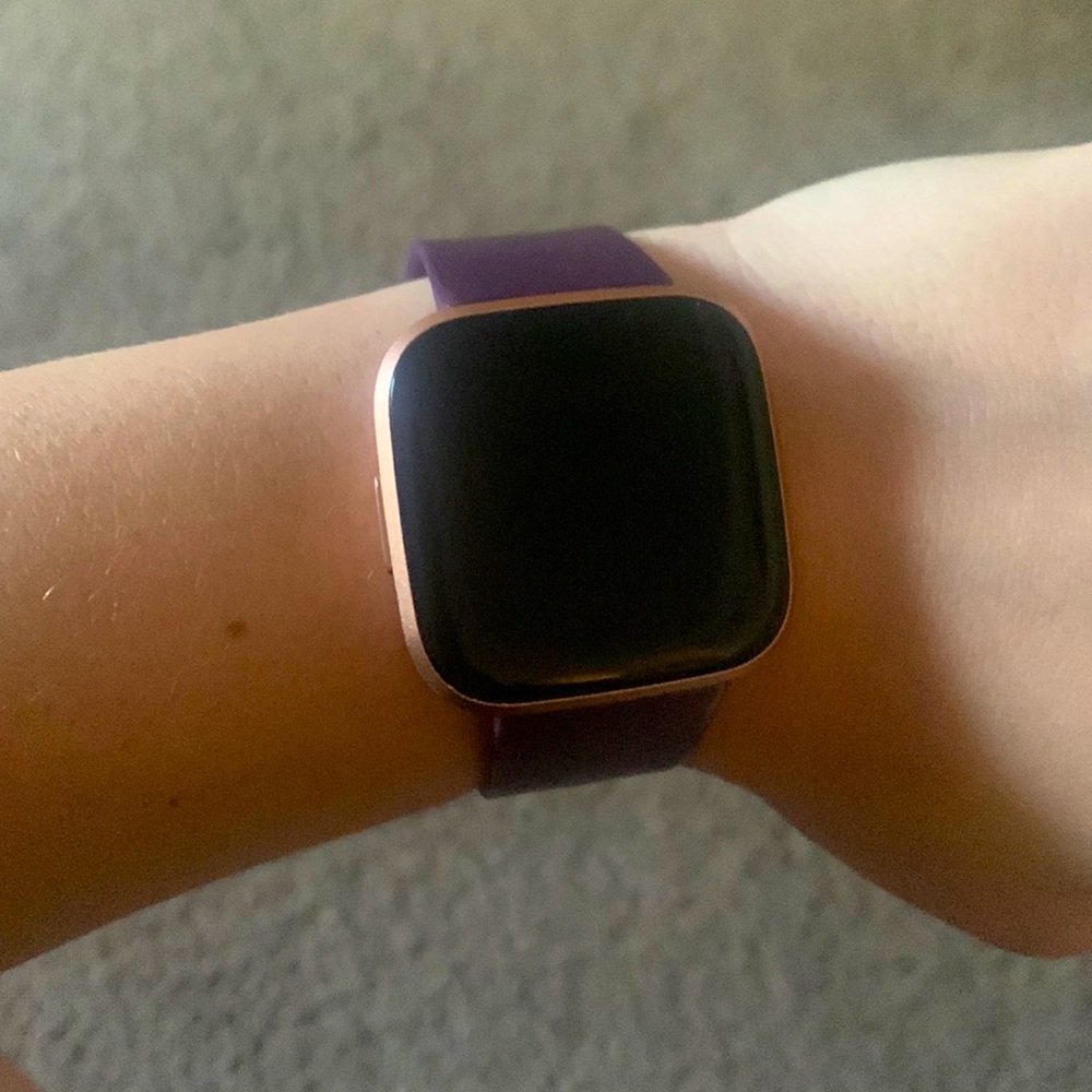 Fitbit Versa 2 Women’s - rose gold with dark purple band